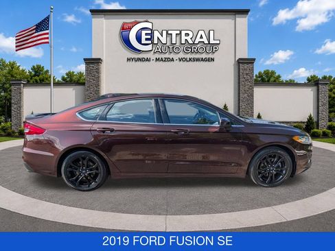 Used 2019 Ford Fusion SE w/ Equipment Group 151A FWD image 9