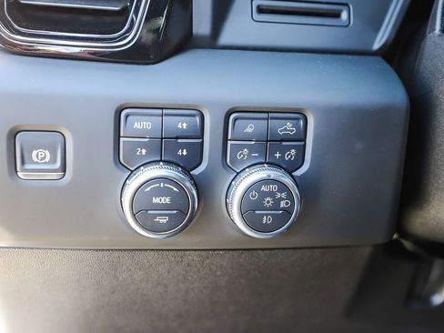 Used 2025 GMC Sierra 2500 AT4 image 24