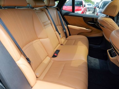 Used 2024 Lexus LS 500 AWD w/ Interior Upgrade Package image 32