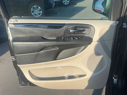 Used 2019 Dodge Grand Caravan SXT image 17