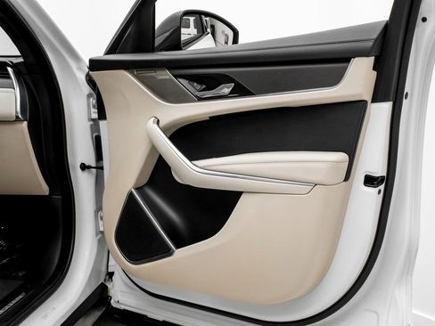 Used 2023 Jaguar F-PACE SVR image 34