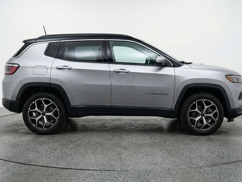Used 2025 Jeep Compass Limited image 11
