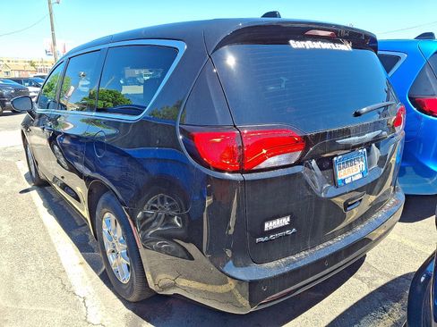 Used 2027 Chrysler Pacifica LX FWD image 3