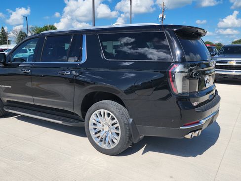 Used 2025 Chevrolet Suburban Premier AWD/4WD image 6