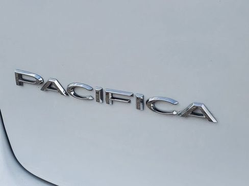 Used 2023 Chrysler Pacifica Limited FWD image 6