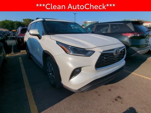 Used 2021 Toyota Highlander XLE AWD/4WD image 3