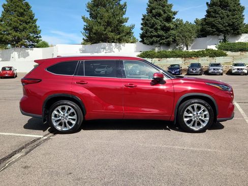 Used 2023 Toyota Highlander L image 2