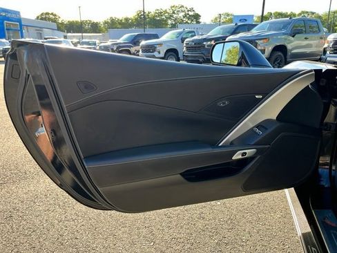 Used 2017 Chevrolet Corvette Stingray Coupe w/ 1LT RWD image 27