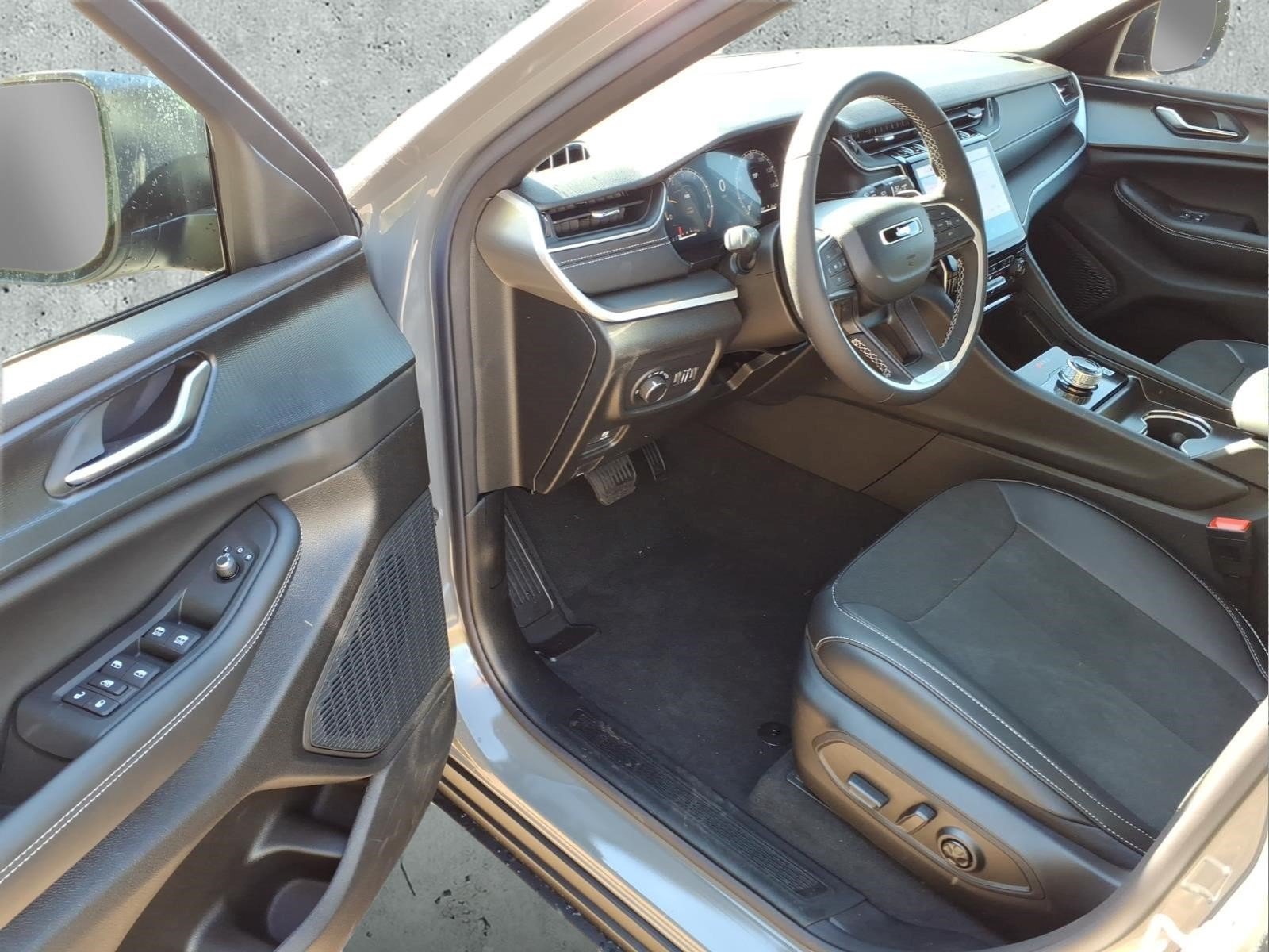 New 2027 Jeep Grand Cherokee Laredo X AWD/4WD image 10