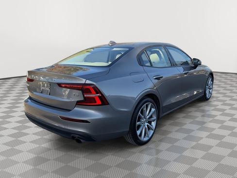 Used 2020 Volvo S60 T5 Momentum image 5