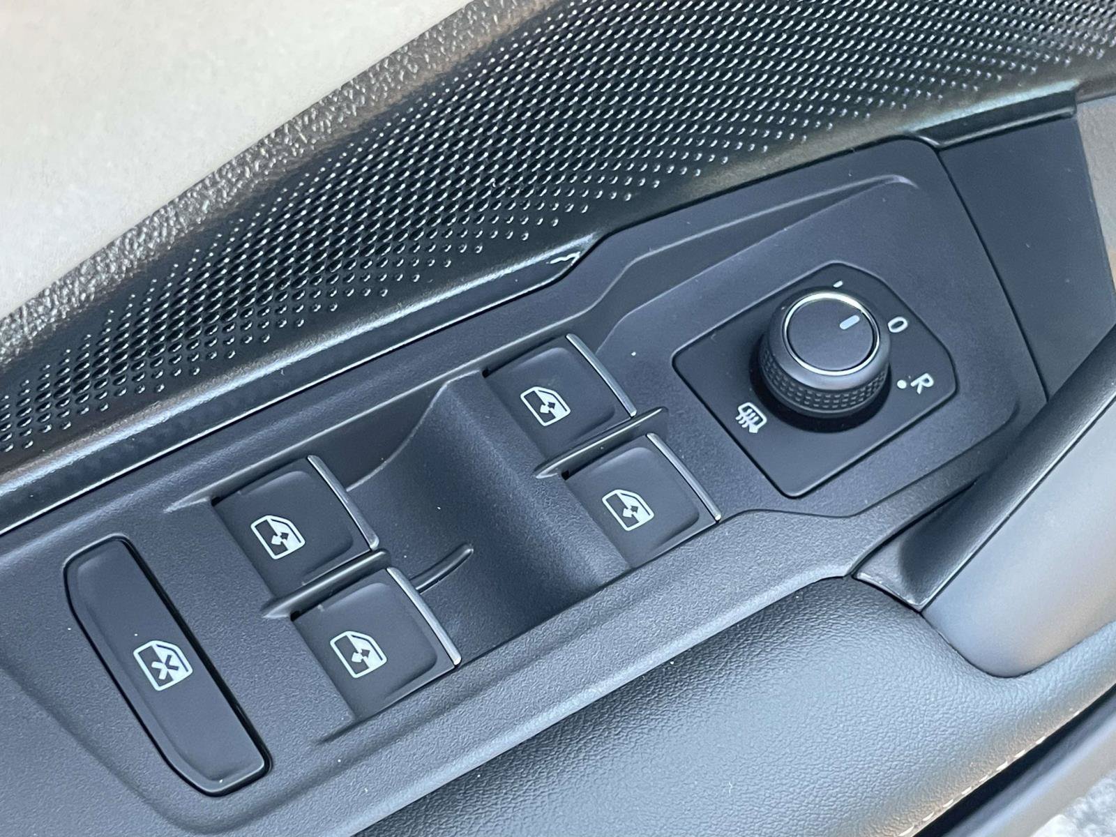 New 2026 Volkswagen Tiguan SE R-Line FWD image 17