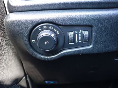 Used 2025 Chrysler Pacifica Select image 26