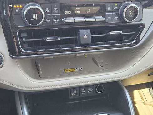 Used 2023 Toyota Highlander XLE image 19