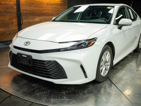 Used 2025 Toyota Camry SE image 2