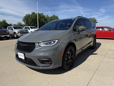 Used 2023 Chrysler Pacifica Touring-L w/ S Appearance Package AWD/4WD image 2