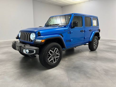Used 2025 Jeep Wrangler Unlimited Sahara AWD/4WD image 4