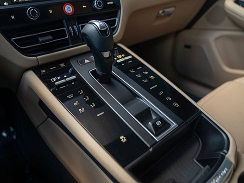 Certified 2026 Porsche Macan AWD/4WD image 14