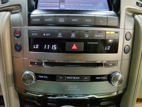 Used 2013 Lexus LX 570 4WD w/ Luxury Pkg w/Pre-crash image 40