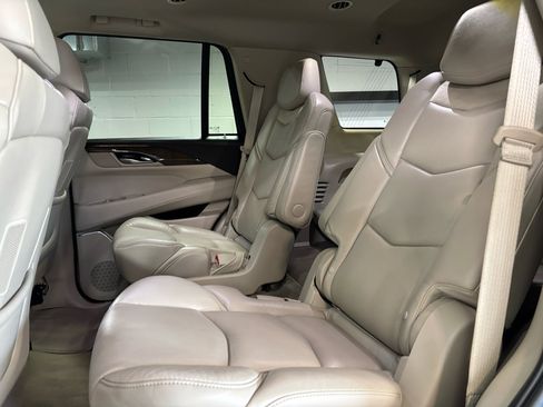 Used 2020 Cadillac Escalade Premium Luxury image 24