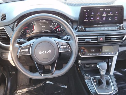 Certified 2023 Kia Seltos SX w/ SX Sunroof Package image 26