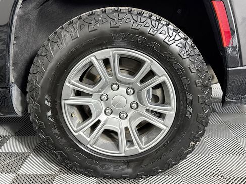 Used 2023 Jeep Wagoneer 4WD w/ HD Trailer Tow Package image 36