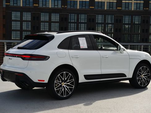Certified 2026 Porsche Macan AWD/4WD image 9