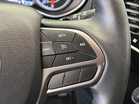 Used 2019 Jeep Cherokee Limited image 24