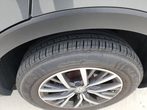 Used 2020 Volkswagen Tiguan SE w/ Panoramic Sunroof Package image 6