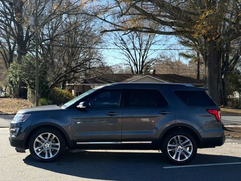 Used 2016 Ford Explorer XLT w/ Equipment Group 202A FWD image 3