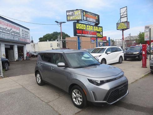 Used 2023 Kia Soul LX w/ LX Technology Package FWD image 3