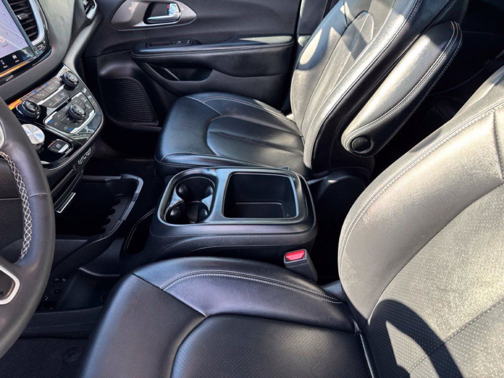 Used 2025 Chrysler Pacifica Select FWD image 19