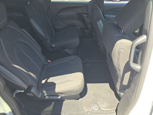 Used 2024 Chrysler Pacifica Touring FWD image 21