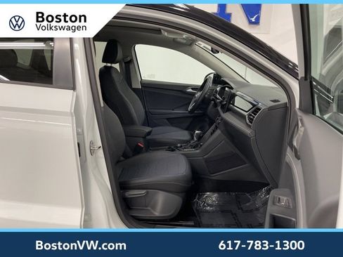 Used 2025 Volkswagen Taos SE image 11