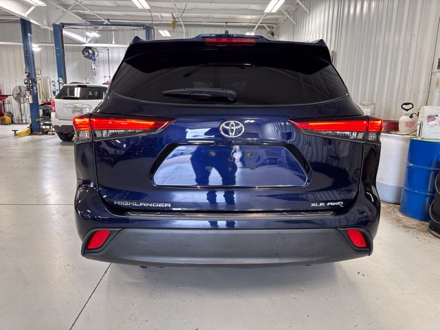 Used 2022 Toyota Highlander XLE AWD/4WD image 12