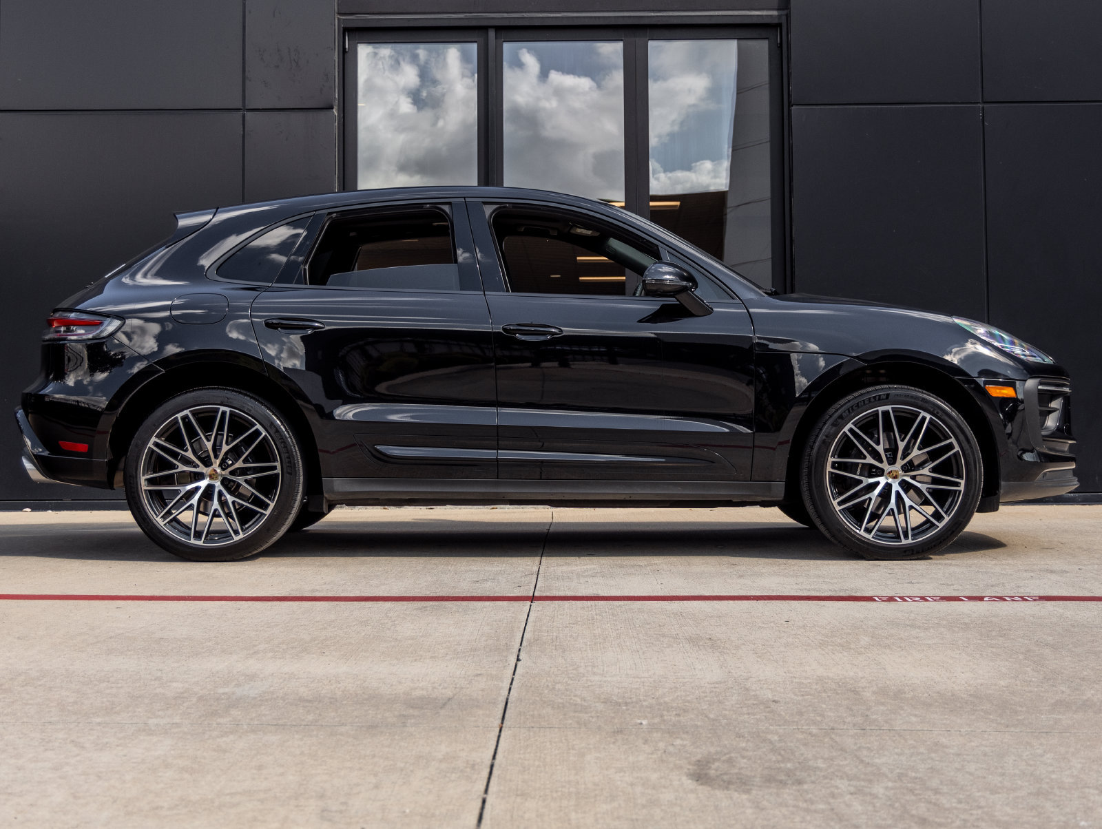 Certified 2024 Porsche Macan AWD/4WD image 12