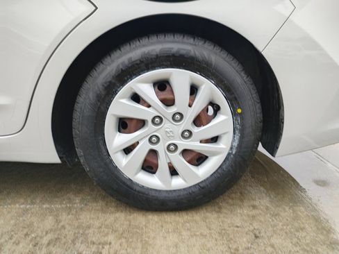 Used 2018 Hyundai Elantra SE FWD image 26