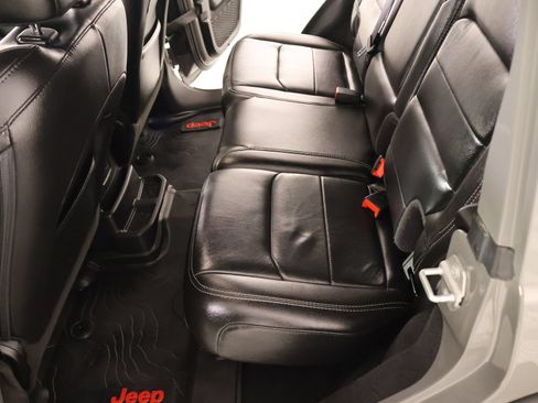 Used 2019 Jeep Wrangler Unlimited Sahara AWD/4WD image 13