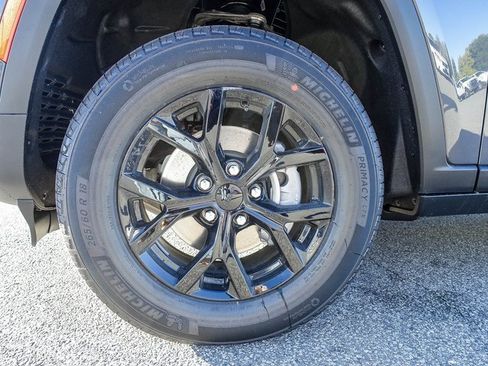 New 2025 Jeep Grand Cherokee Altitude image 10