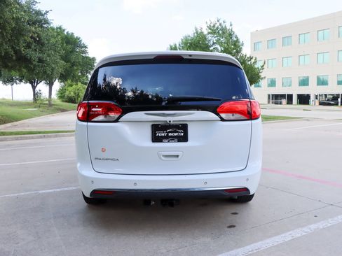 Used 2017 Chrysler Pacifica Touring-L FWD image 6