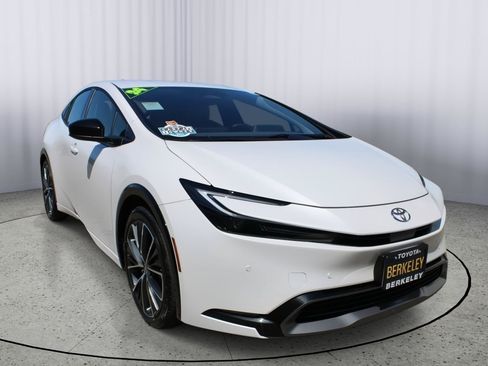 Used 2024 Toyota Prius XLE FWD image 1