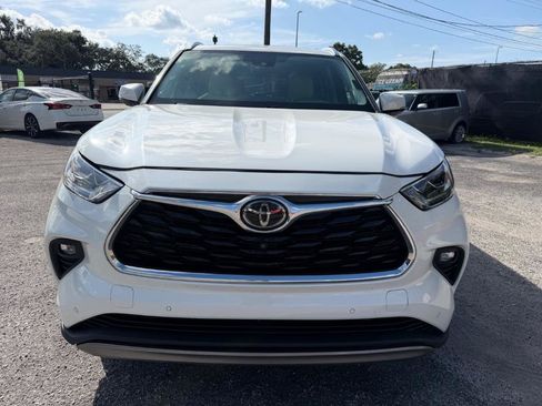 Used 2020 Toyota Highlander Platinum FWD image 2