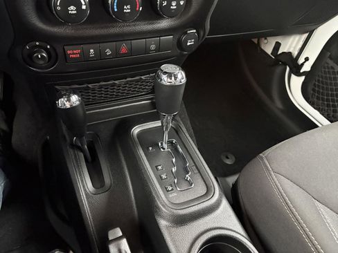 Used 2018 Jeep Wrangler Unlimited Rubicon w/ Connectivity Group image 15