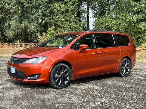 Used 2018 Chrysler Pacifica Touring-L w/ Premium Audio Group FWD image 4