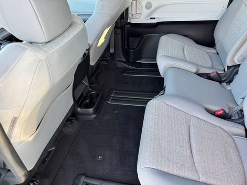 Used 2025 Toyota Sienna LE AWD/4WD image 17