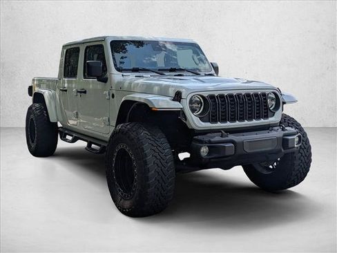 Used 2024 Jeep Gladiator Rubicon AWD/4WD image 3