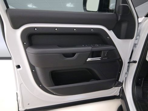 New 2026 Land Rover Defender 130 X-Dynamic SE image 20