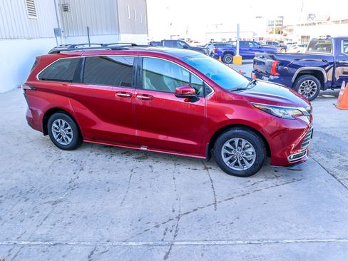 Used 2022 Toyota Sienna XLE image 6