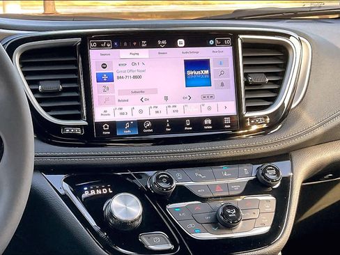 Used 2023 Chrysler Pacifica Limited w/ Uconnect Theater Family Group image 6