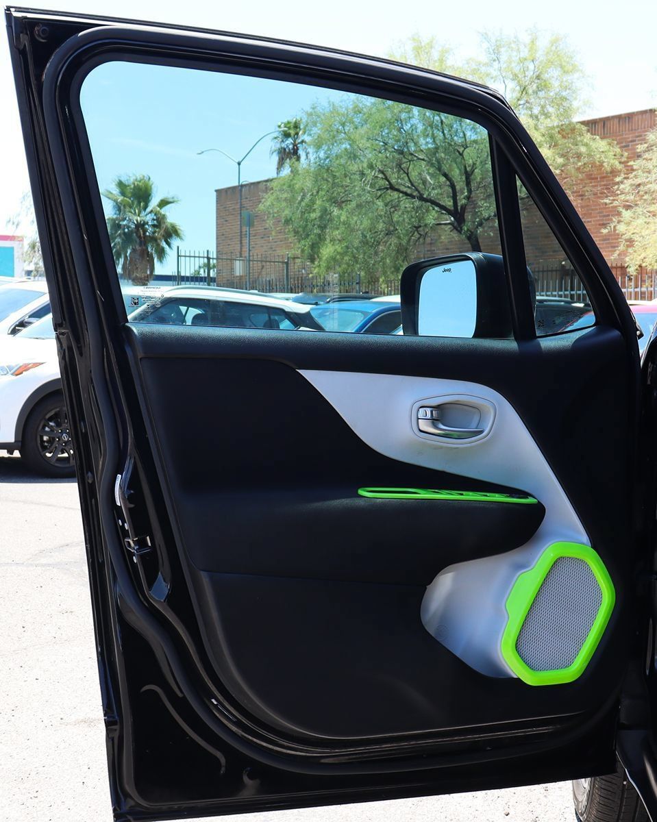Used 2018 Jeep Renegade Latitude FWD image 37