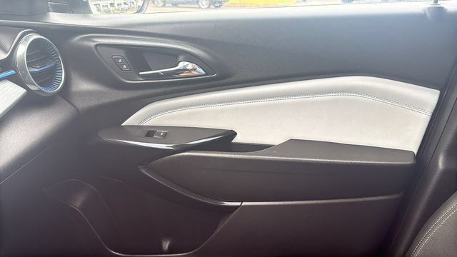 Used 2025 Chevrolet Trax LT w/ LT Convenience Package FWD image 23